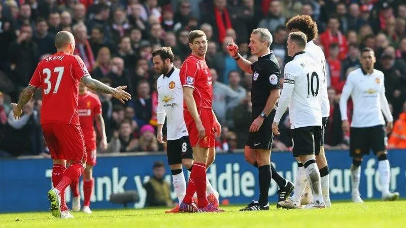 C&aacute;c h&igrave;nh thức xử phạt khi cầu thủ bị thẻ đỏ