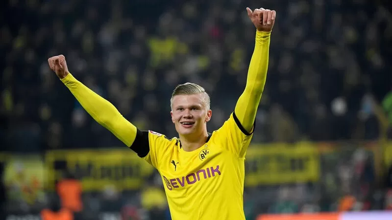 Erling Haaland l&agrave; một cầu thủ trẻ, thi đấu chuy&ecirc;n nghiệp cho ĐTQG Na Uy